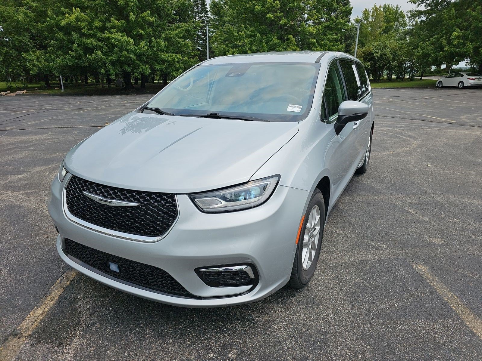 Used 2023 Chrysler Pacifica Touring-L FWD image 2