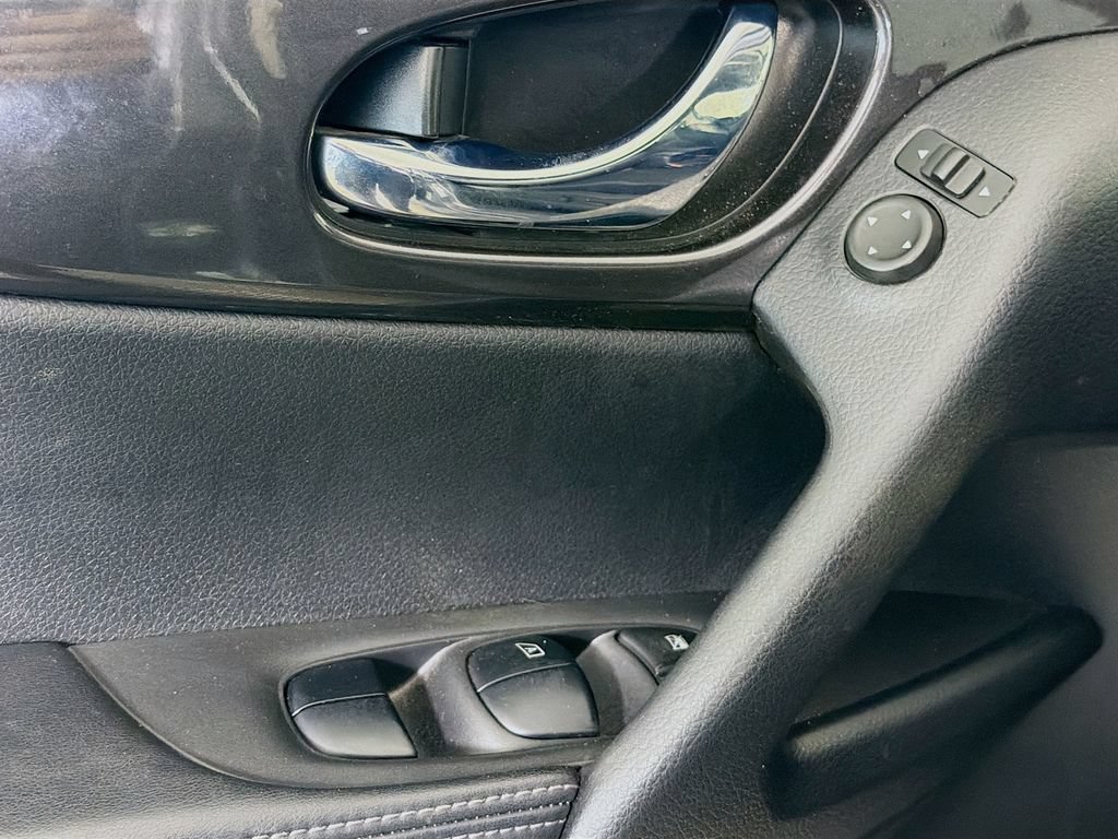 Used 2020 Nissan Rogue SV FWD image 19