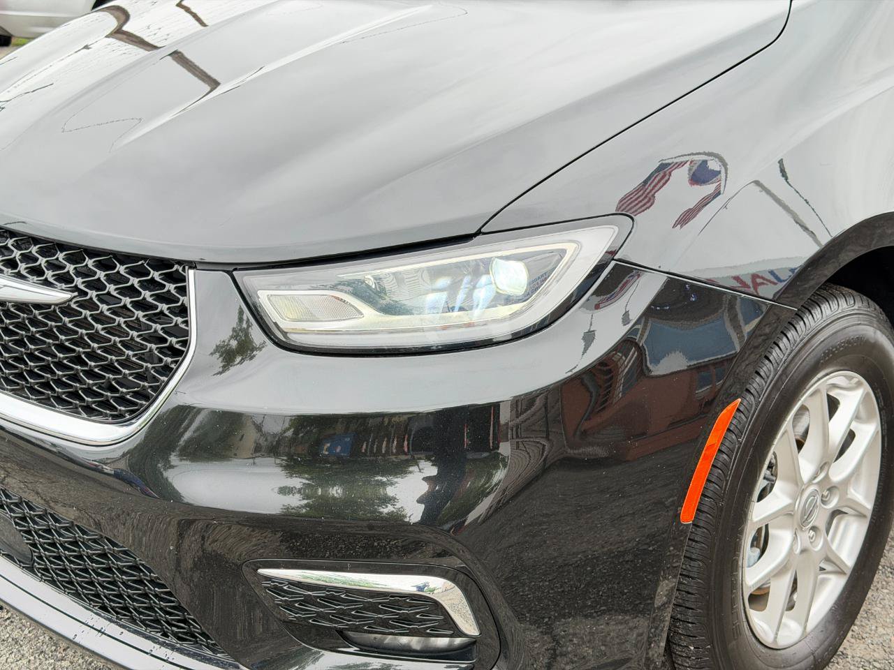 Used 2023 Chrysler Pacifica Touring-L FWD image 9