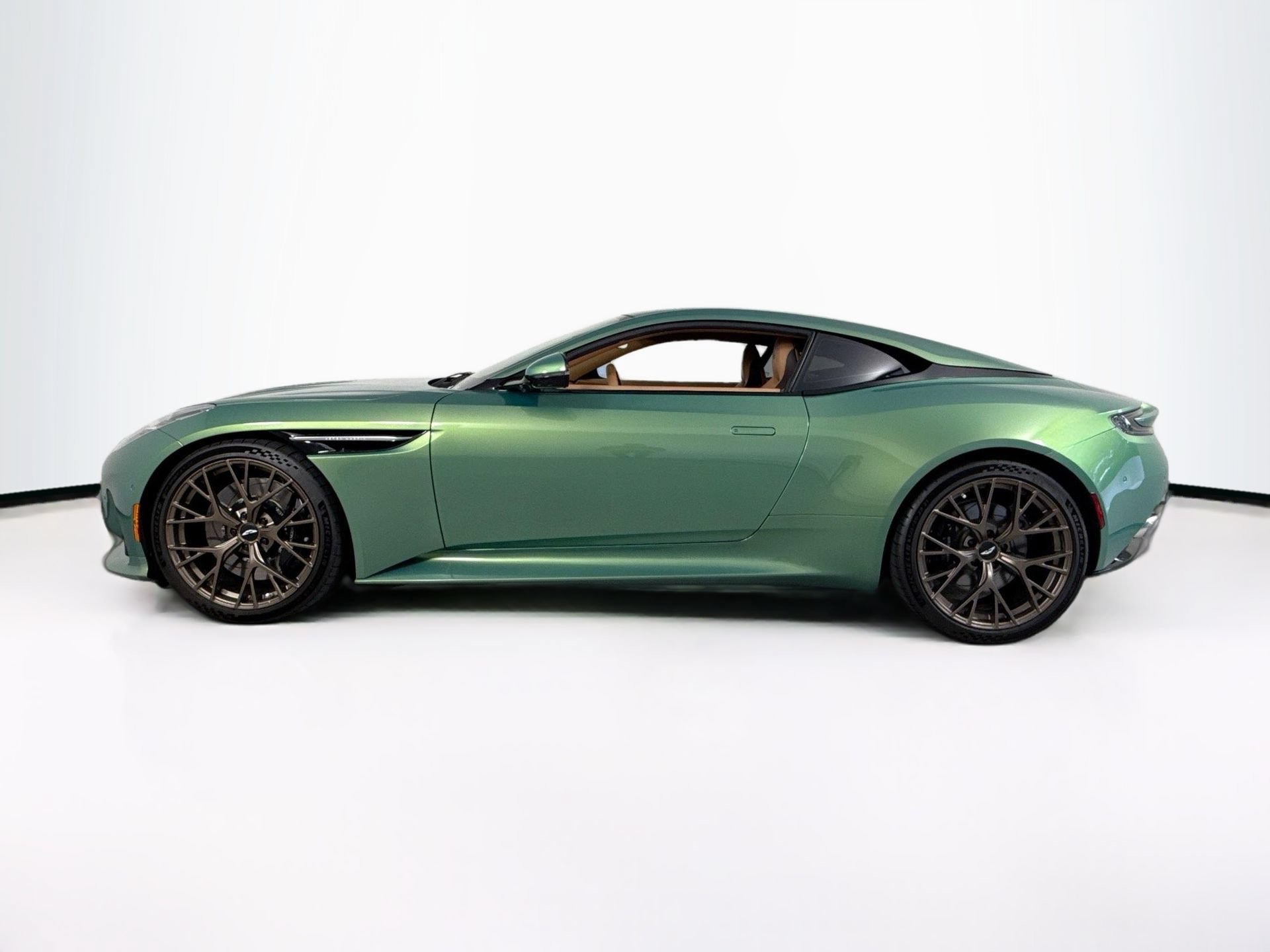 Used 2024 Aston Martin DB12 Coupe RWD image 4