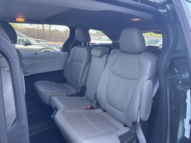 Used 2025 Toyota Sienna XLE image 4