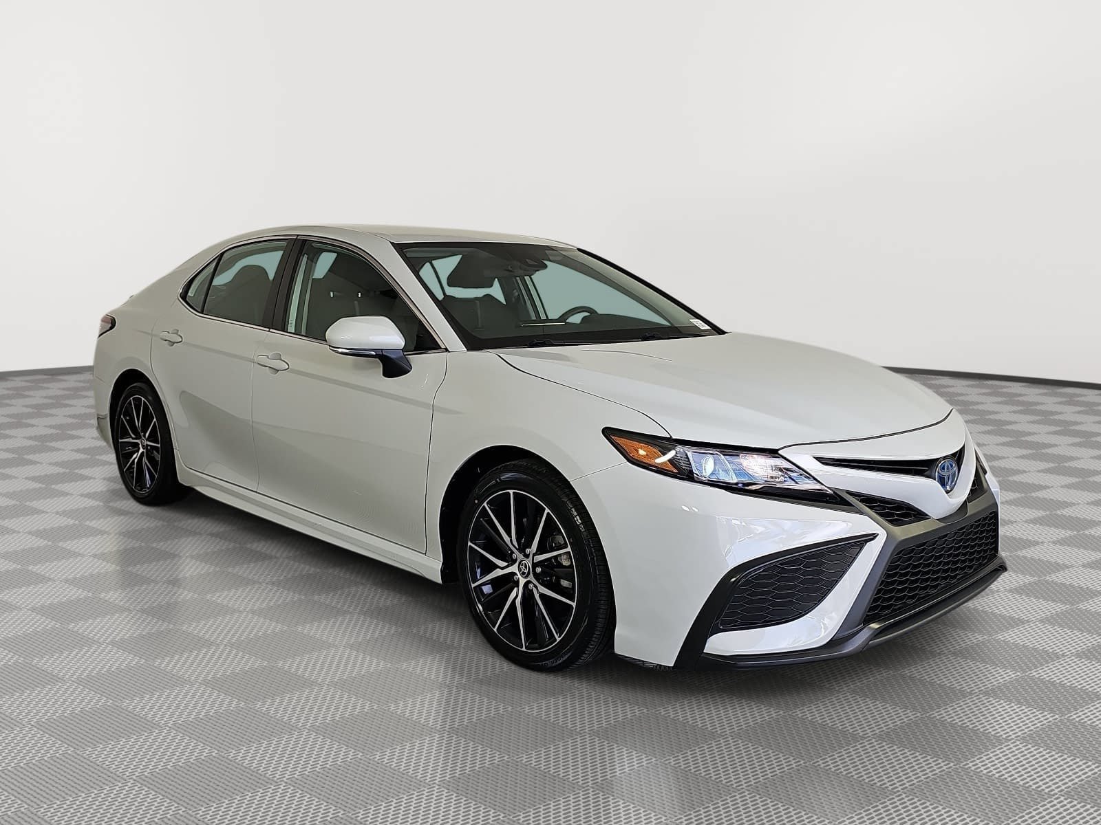Used 2023 Toyota Camry SE FWD image 2