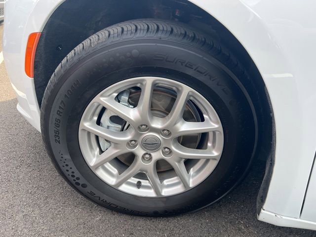 Used 2024 Chrysler Pacifica Touring-L FWD image 40