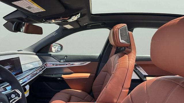 Certified 2025 BMW 760i xDrive w/ Premium Package AWD/4WD image 13