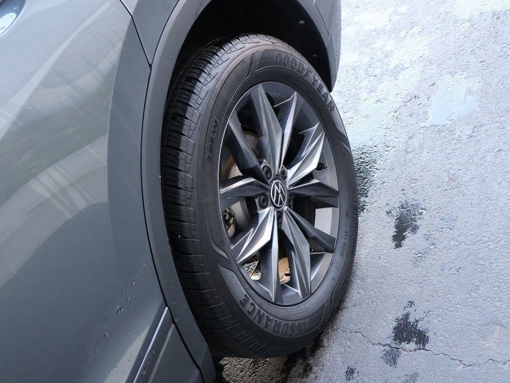Used 2024 Volkswagen Tiguan SE image 39