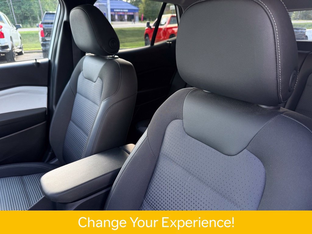 Used 2025 Chevrolet Trax LT w/ LT Convenience Package FWD image 14