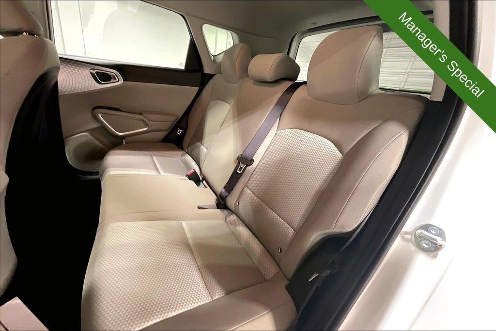 Used 2025 Kia Soul LX w/ LX Technology Package FWD image 31