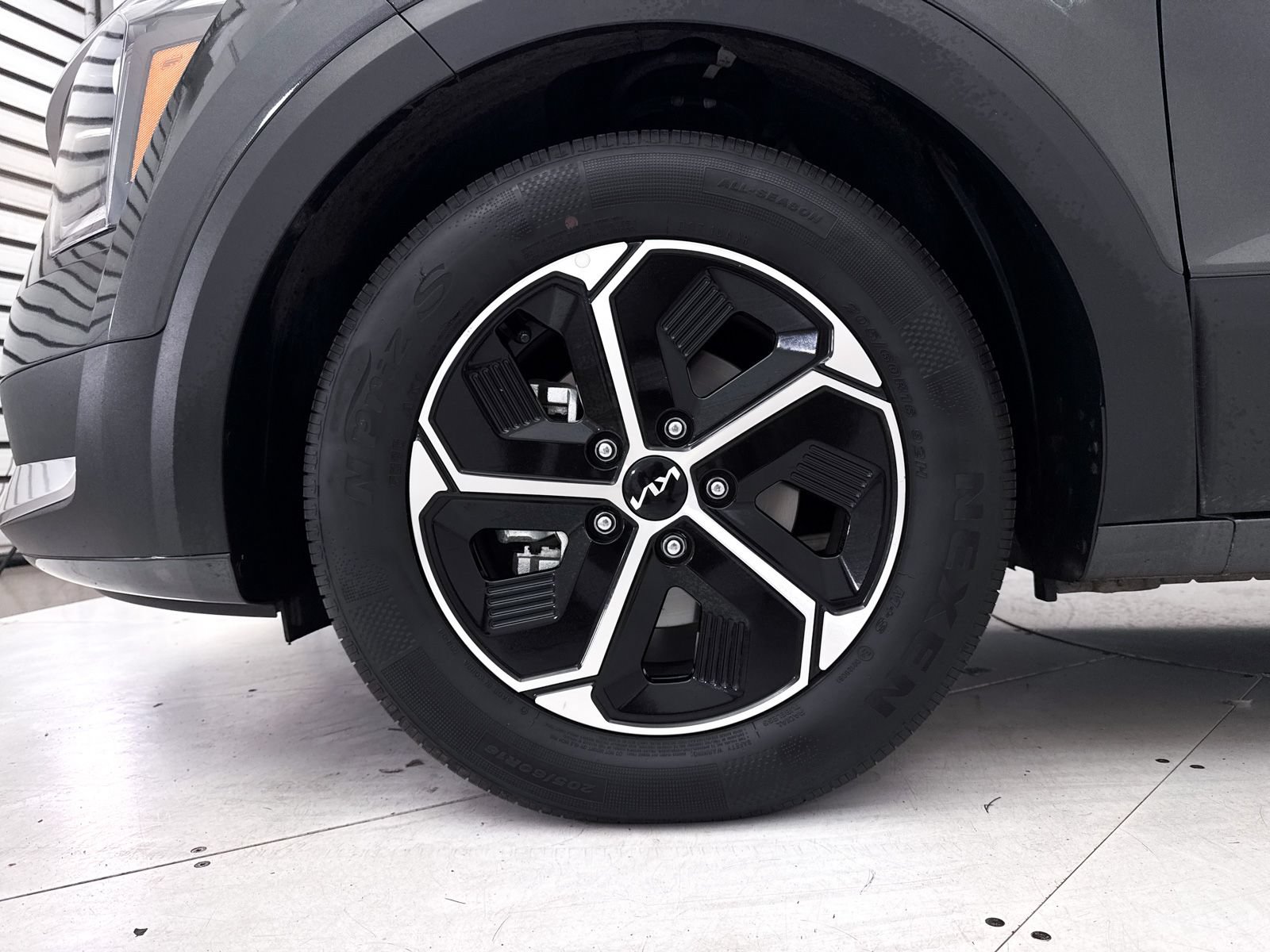 Certified 2025 Kia Niro EX FWD image 15