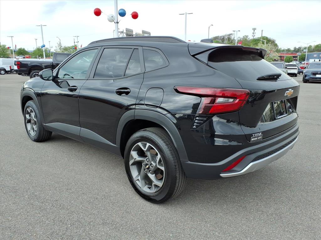 Used 2025 Chevrolet Trax LT FWD image 3