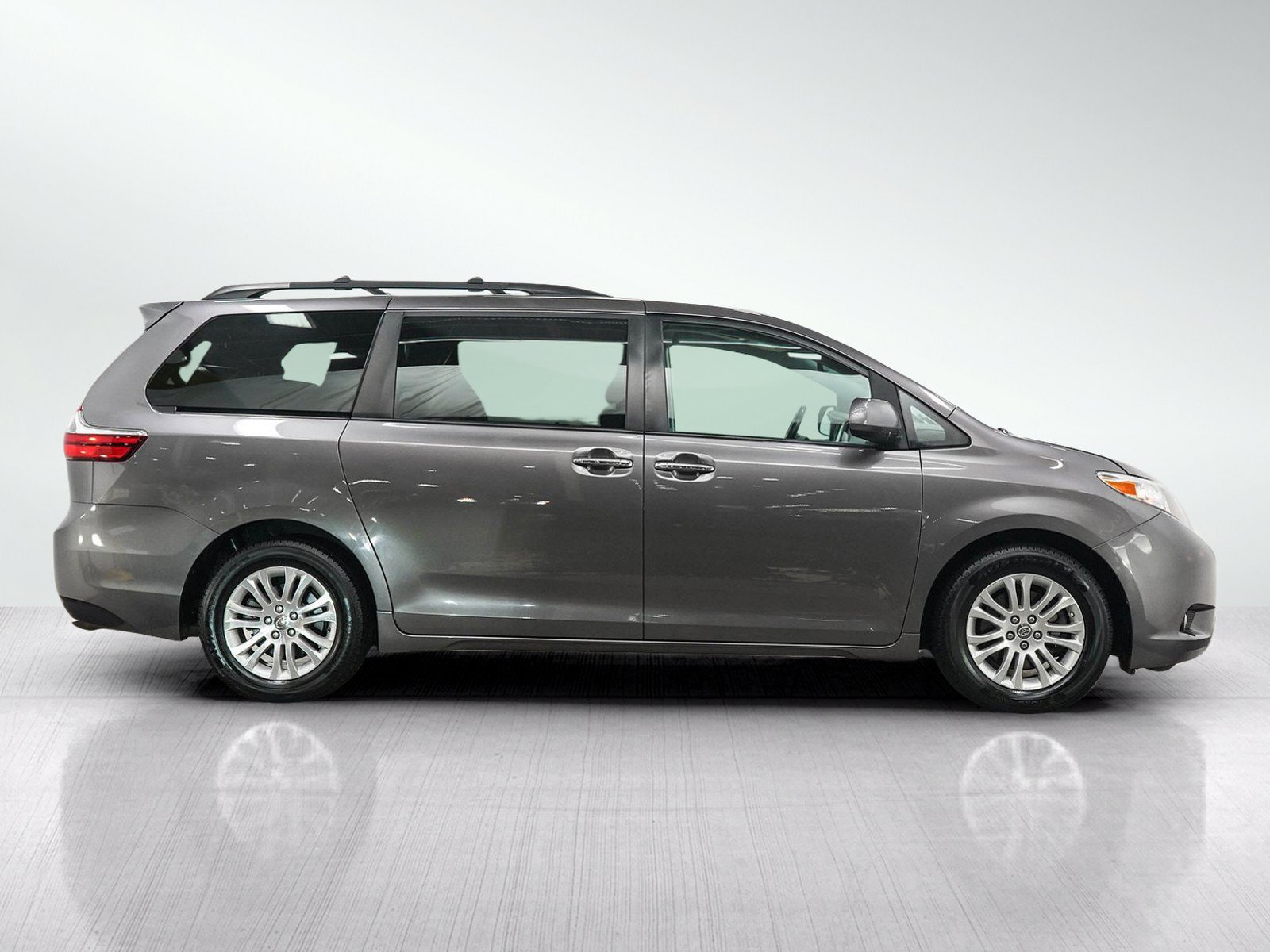 Used 2016 Toyota Sienna XLE FWD image 6
