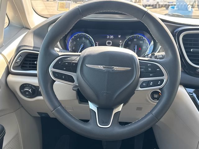 Used 2024 Chrysler Pacifica Touring-L FWD image 14