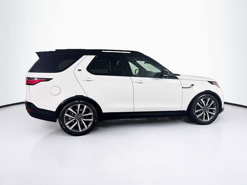 New 2025 Land Rover Discovery Dynamic SE image 4