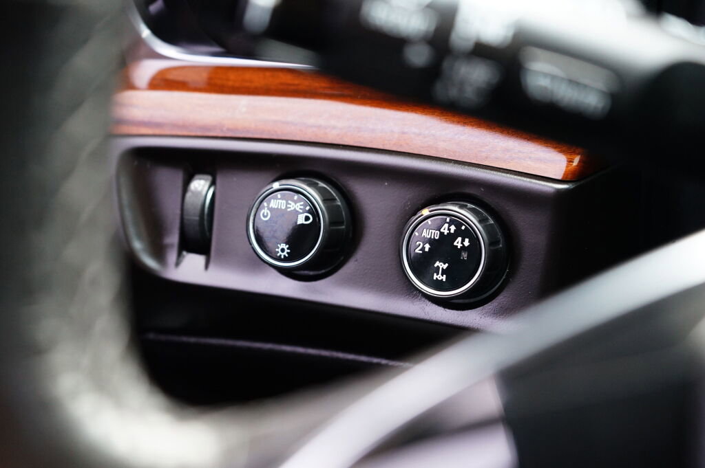 Used 2015 Cadillac Escalade Luxury image 22