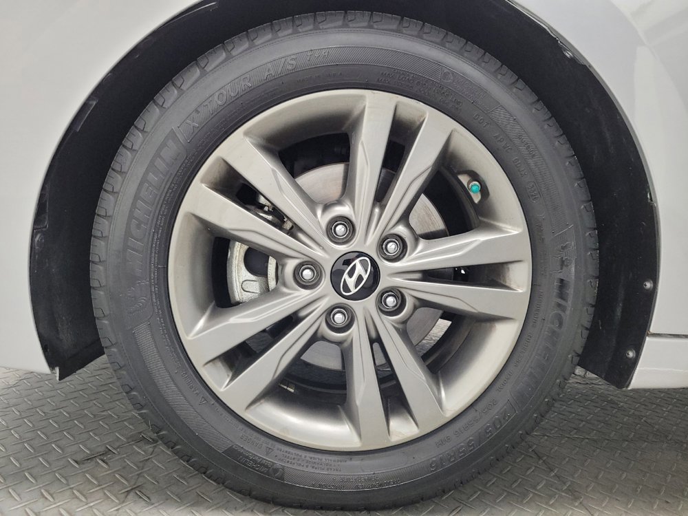 Used 2017 Hyundai Elantra SE image 31