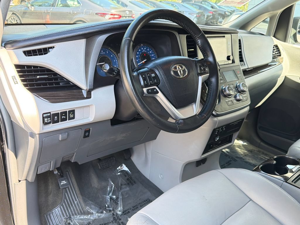 Used 2015 Toyota Sienna XLE Premium FWD image 22