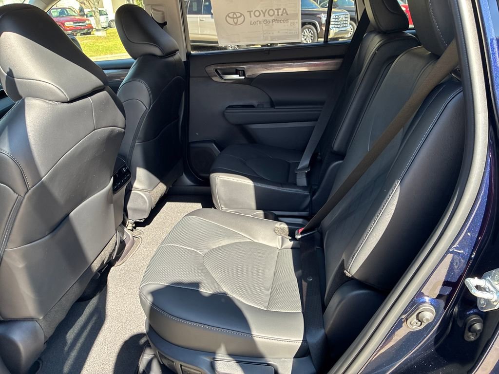 New 2026 Toyota Highlander Platinum image 16