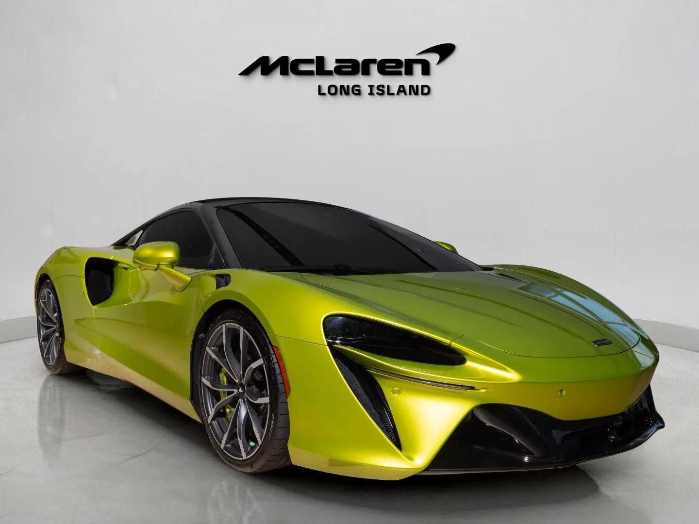 Used 2023 McLaren Artura RWD image 4