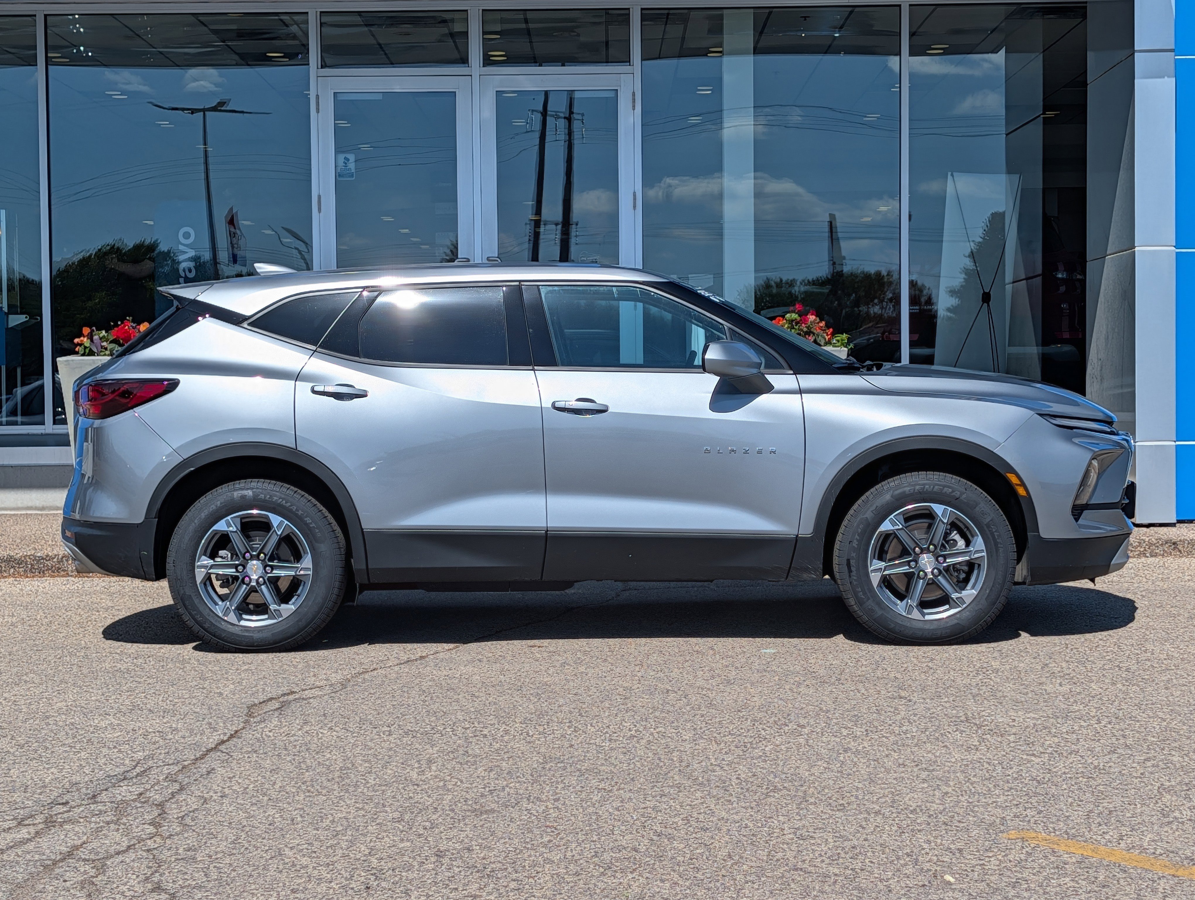 Certified 2025 Chevrolet Blazer LT AWD/4WD image 2