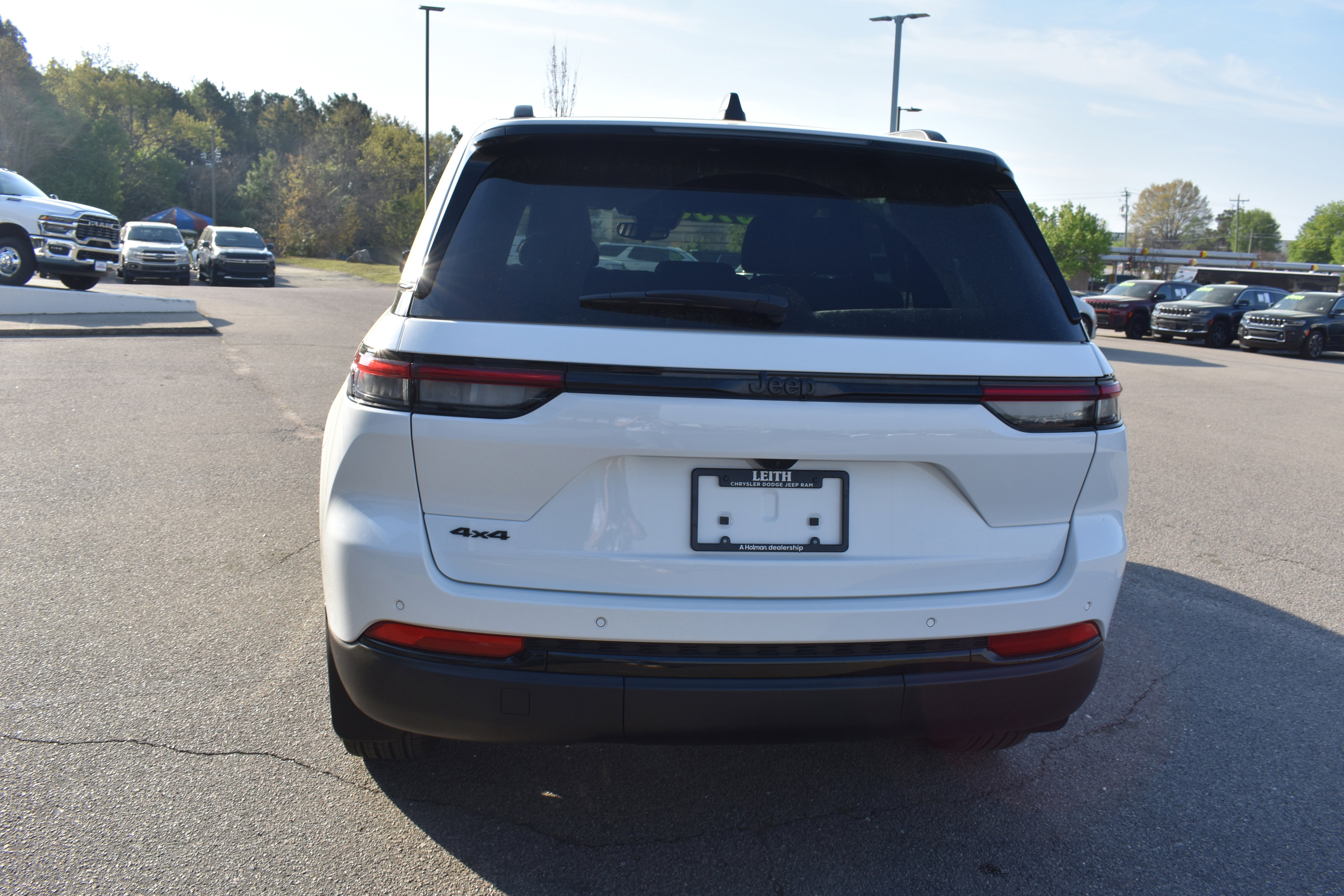 Used 2024 Jeep Grand Cherokee Altitude image 8