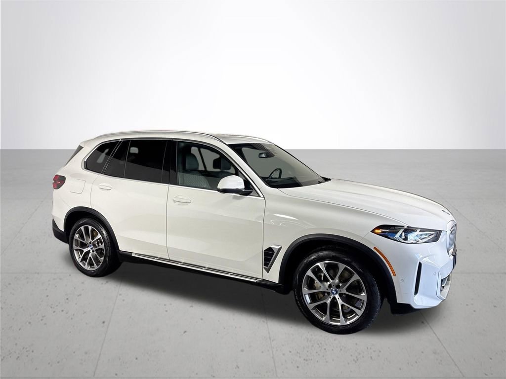 Used 2025 BMW X5 xDrive50e image 4