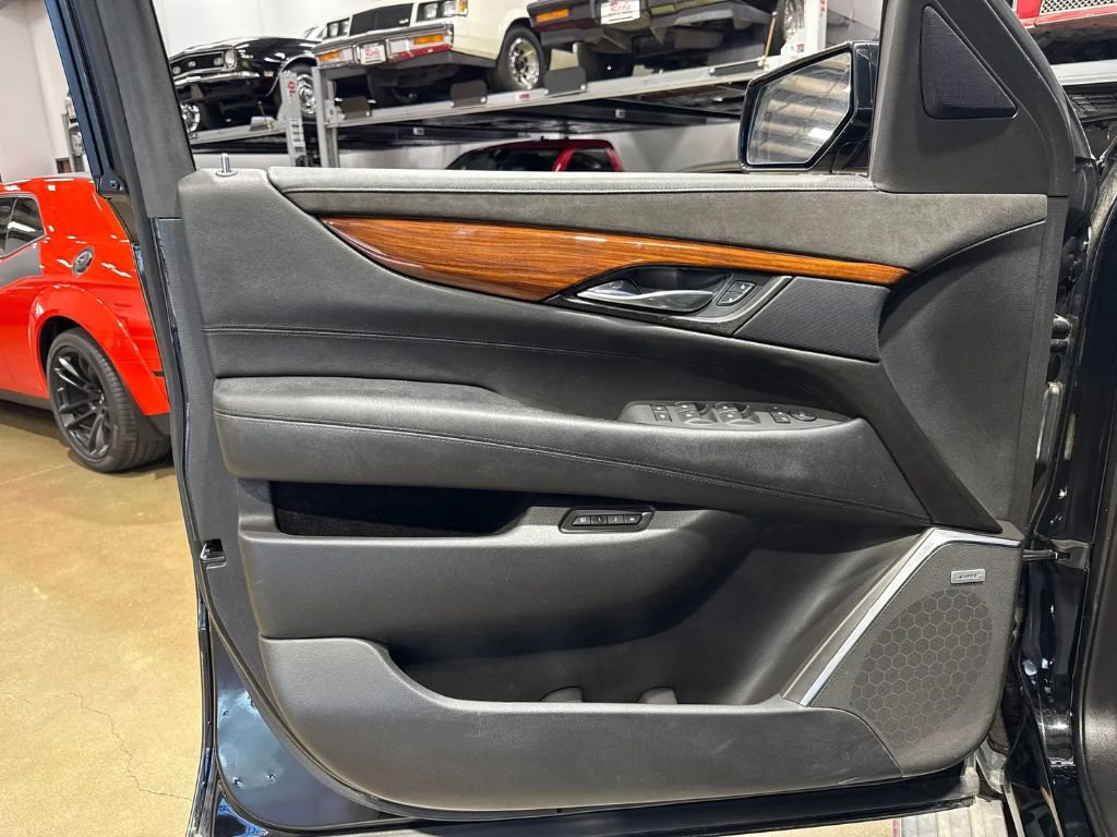 Used 2015 Cadillac Escalade Premium image 9