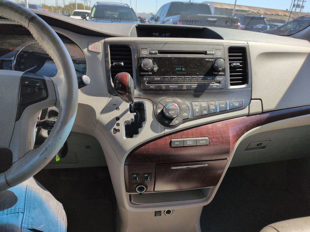 Used 2013 Toyota Sienna XLE image 17