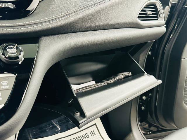 Used 2025 Chrysler Pacifica Select image 19