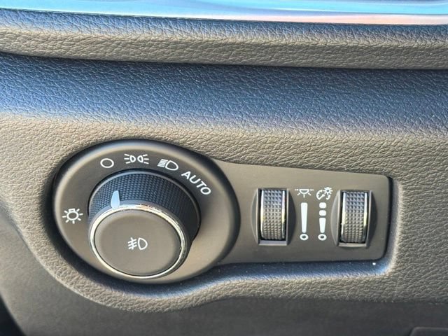 Used 2025 Chrysler Pacifica Limited FWD image 28