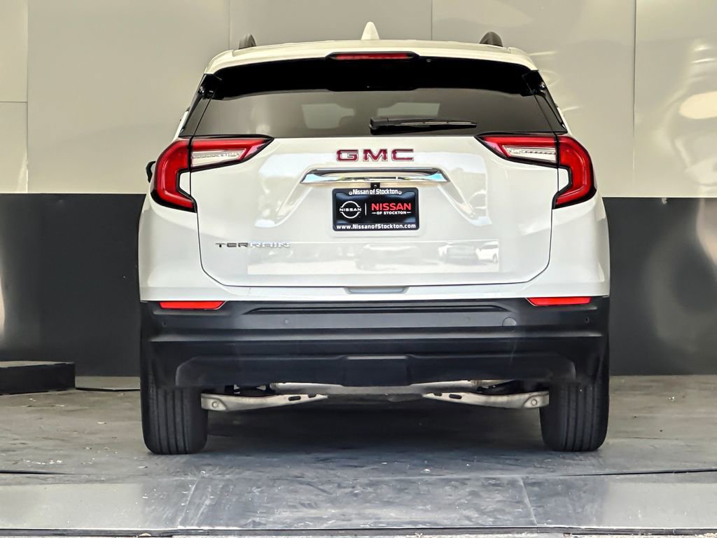 Used 2022 GMC Terrain SLE w/ Driver Convenience Package image 4