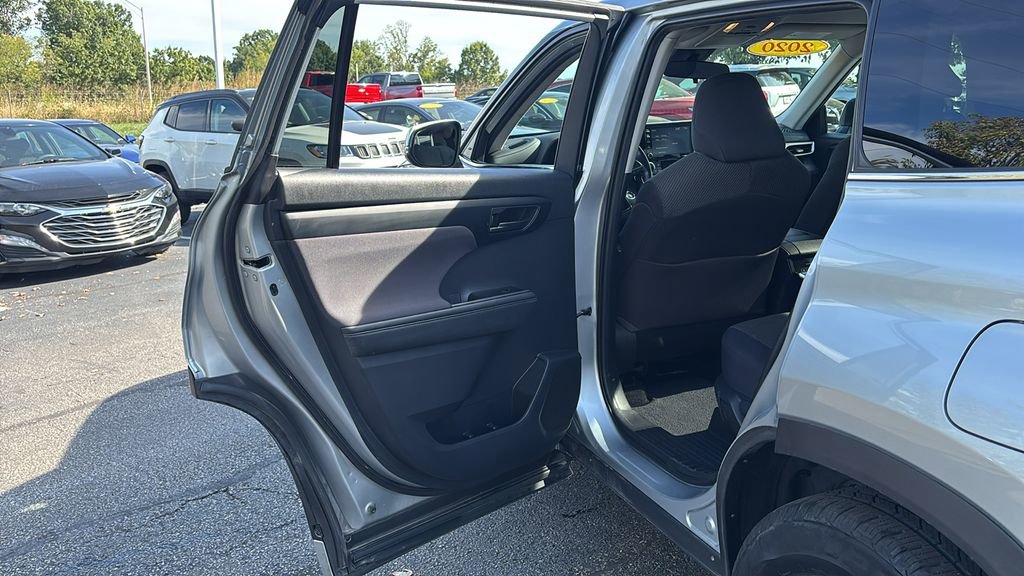 Used 2020 Toyota Highlander LE image 28
