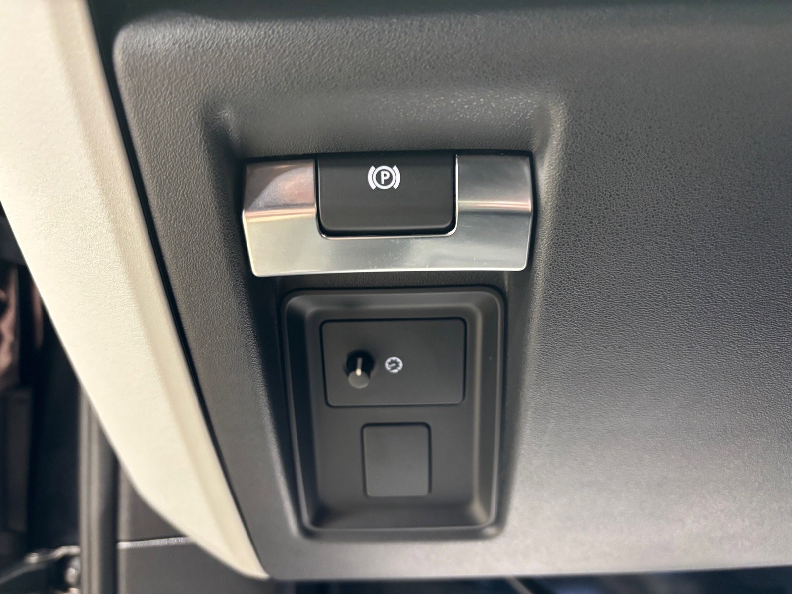 Used 2023 Land Rover Defender 110 X-Dynamic SE image 21