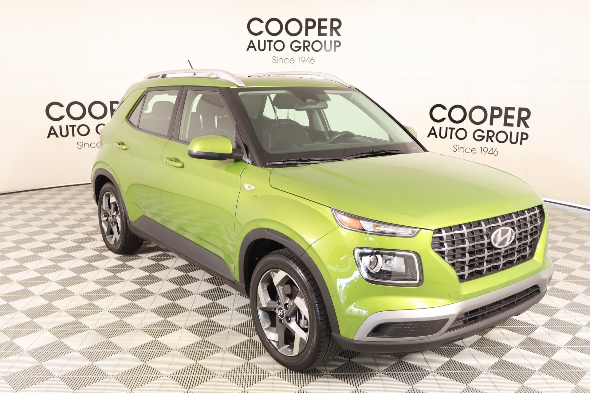 Used 2024 Hyundai Venue SEL FWD image 1