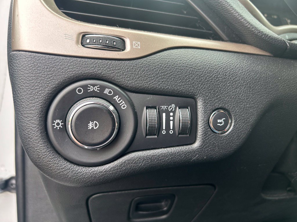 Used 2014 Jeep Cherokee Latitude w/ Comfort/Convenience Group AWD/4WD image 19