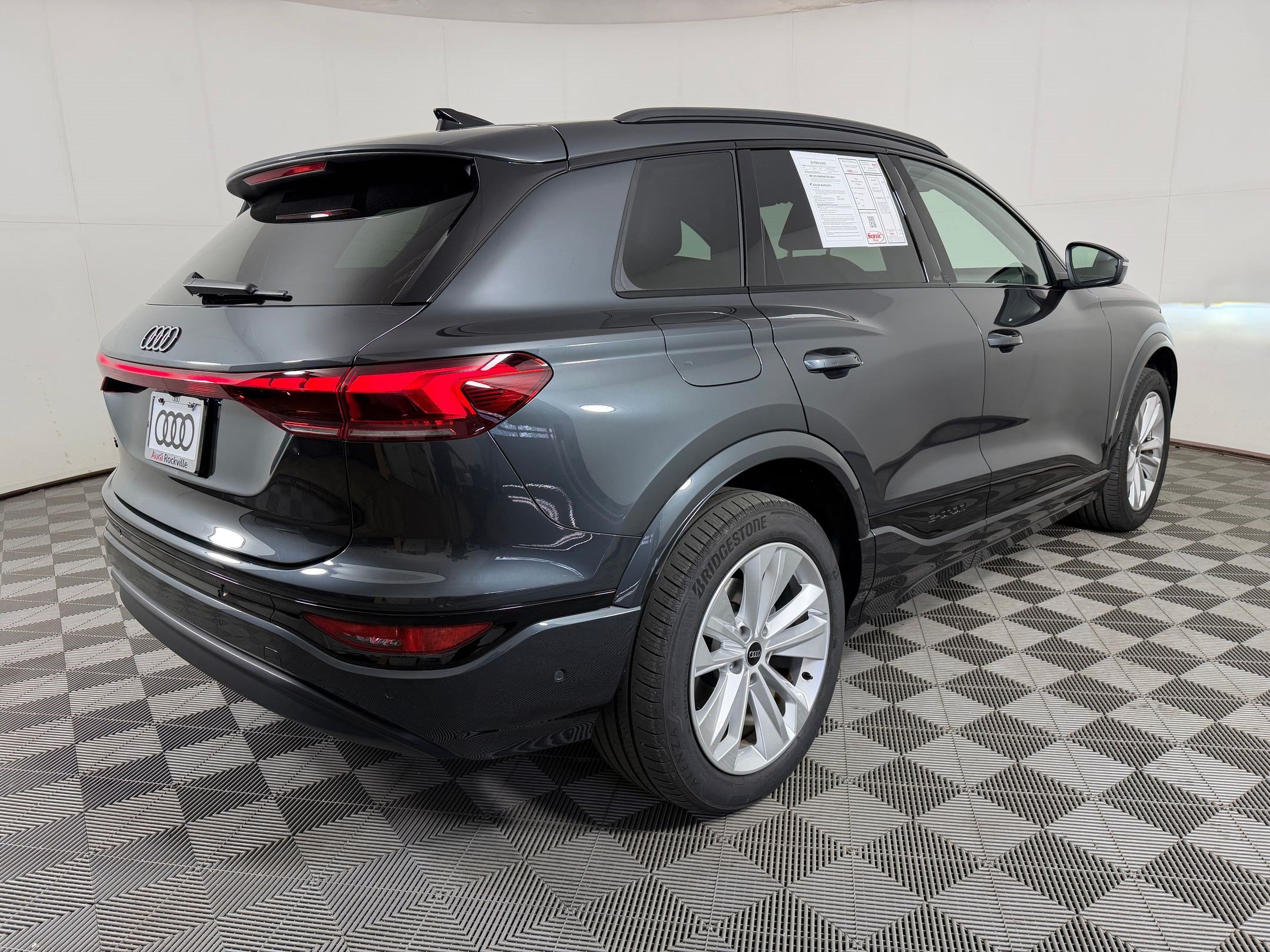 Used 2025 Audi Q6 e-tron Premium w/ Convenience Package RWD image 9