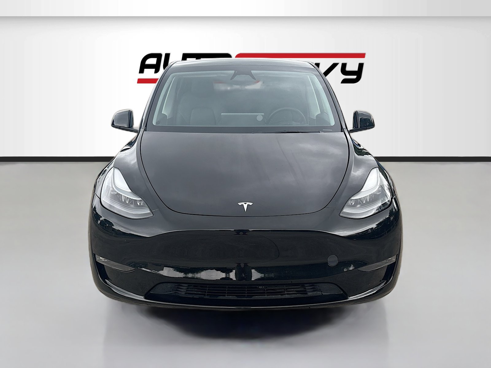 Used 2025 Tesla Model Y Long Range RWD image 2