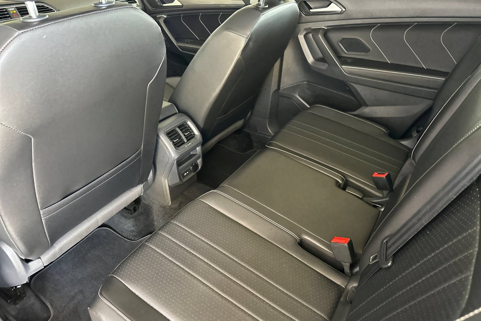 Used 2023 Volkswagen Tiguan SE FWD image 12