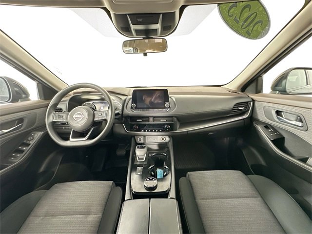 Used 2023 Nissan Rogue SV image 3