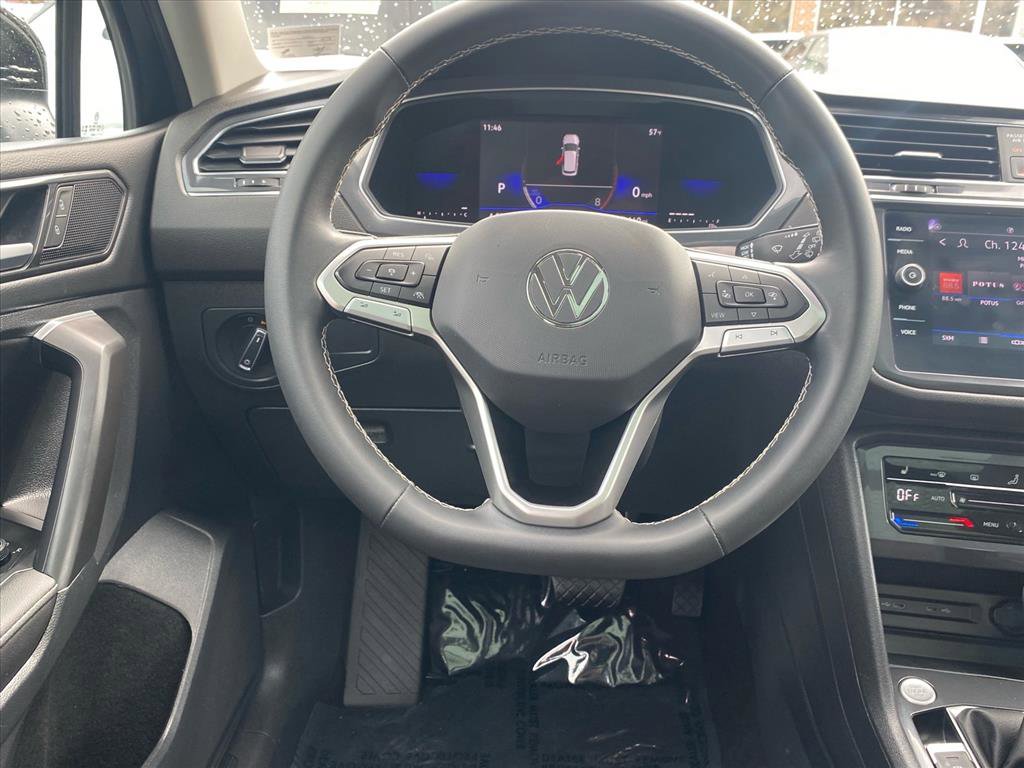 Certified 2023 Volkswagen Tiguan SE w/ Panoramic Sunroof Package image 2
