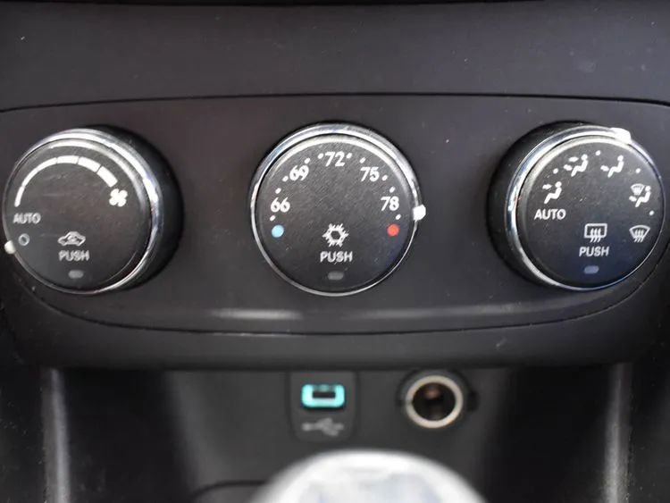 Used 2013 Dodge Avenger SXT image 27