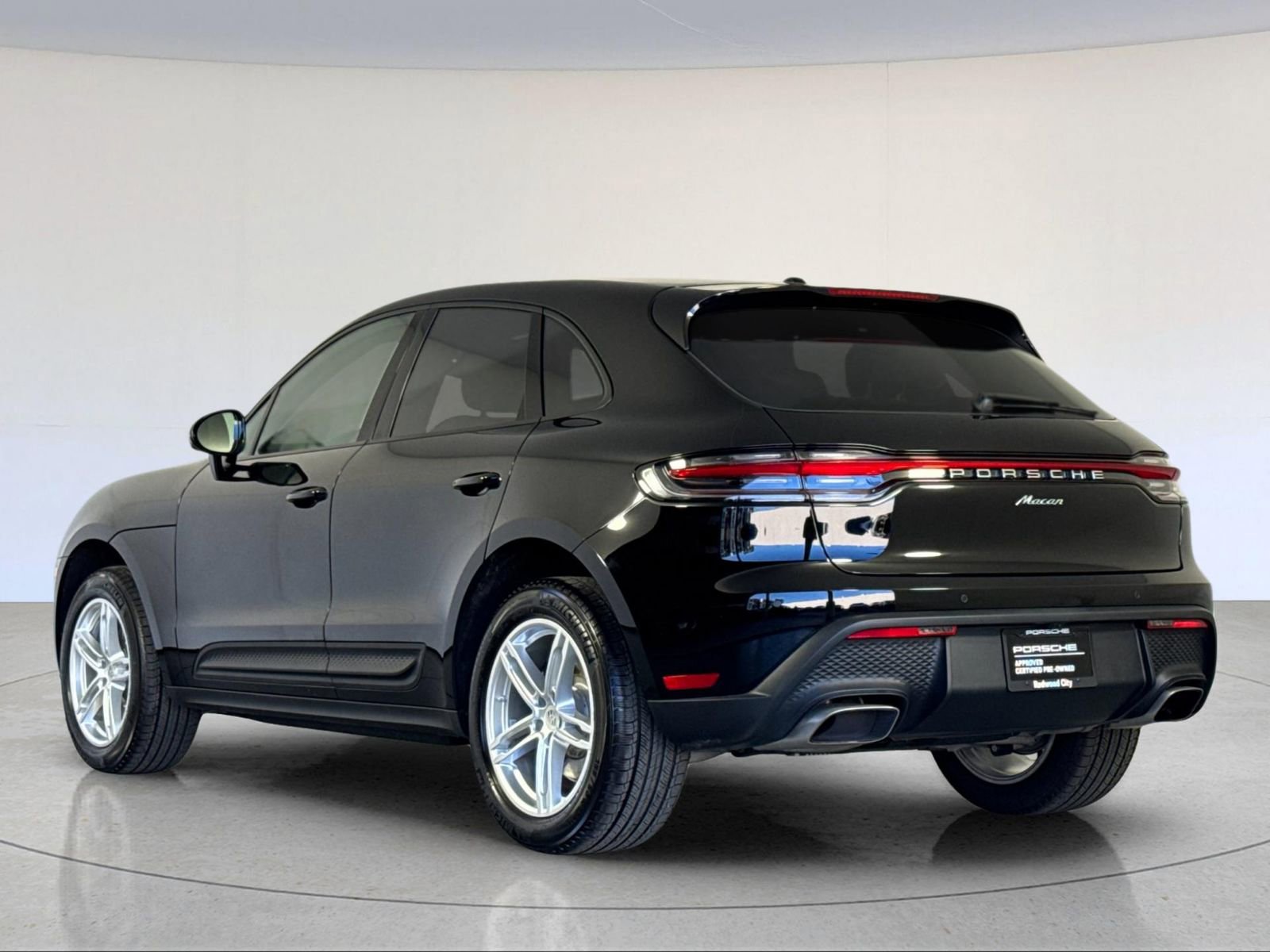 Certified 2025 Porsche Macan image 3
