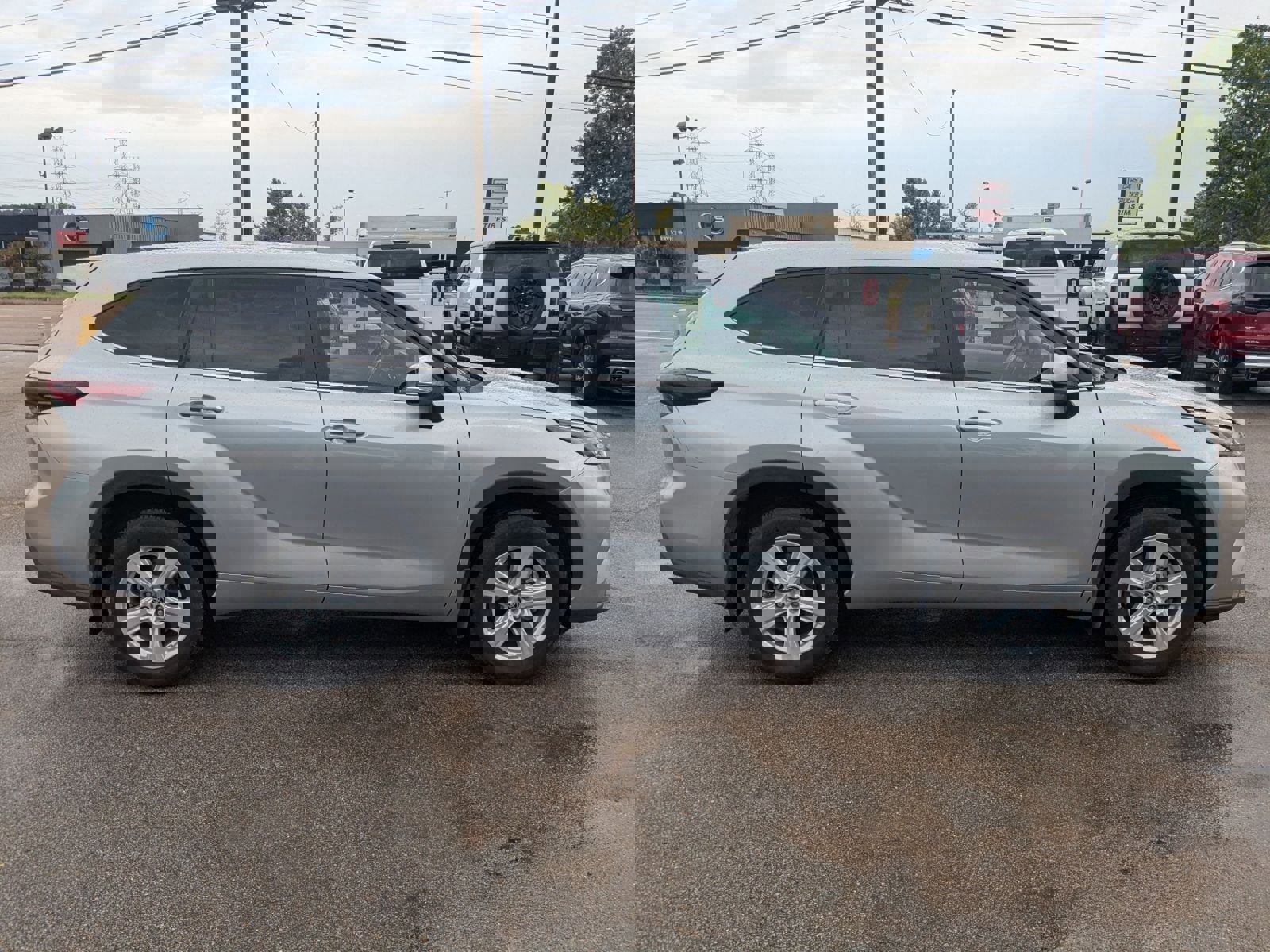 Used 2024 Toyota Highlander LE image 32