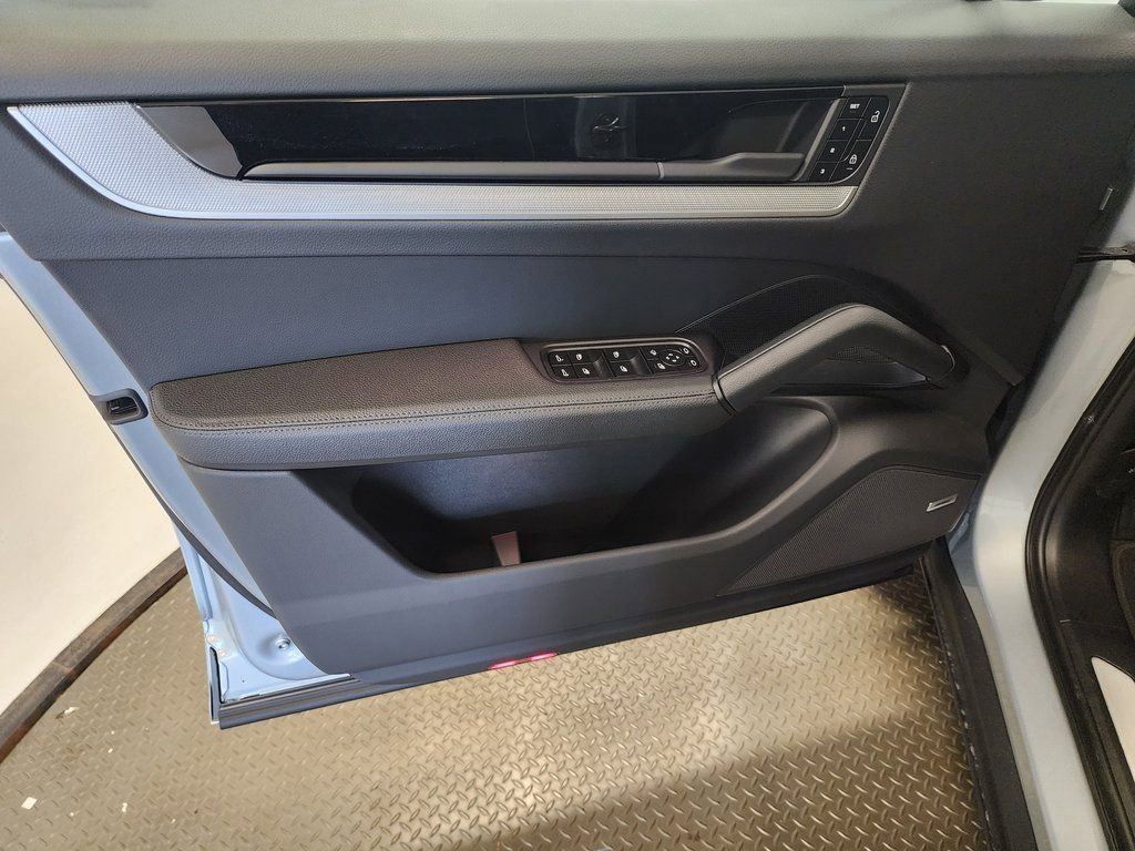 Certified 2025 Porsche Cayenne image 6