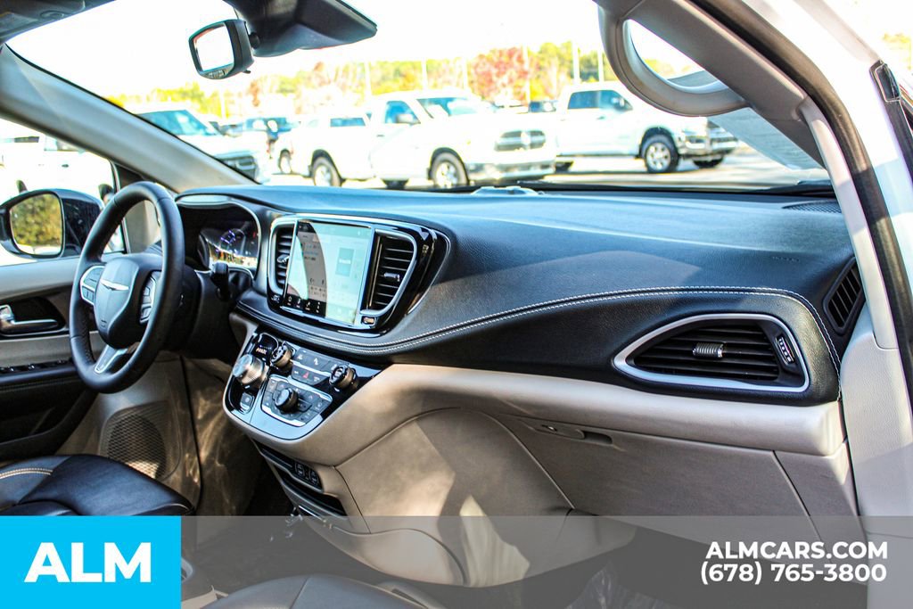 Used 2024 Chrysler Pacifica Select image 27