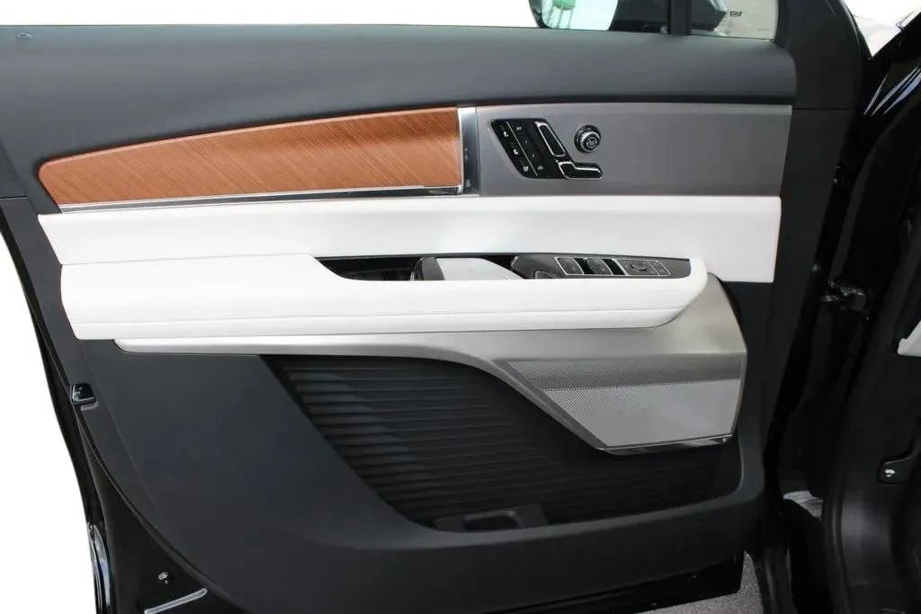 New 2026 Cadillac Vistiq Luxury image 10