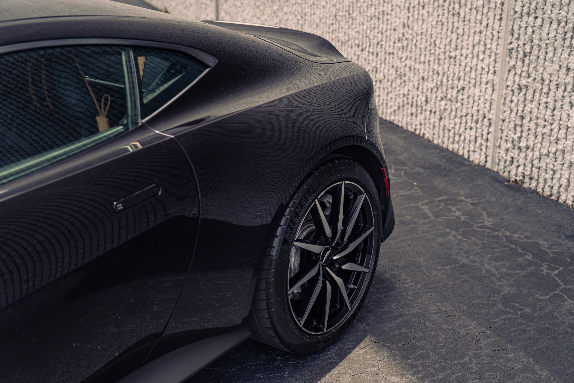 Used 2020 Aston Martin V8 Vantage Coupe RWD image 21