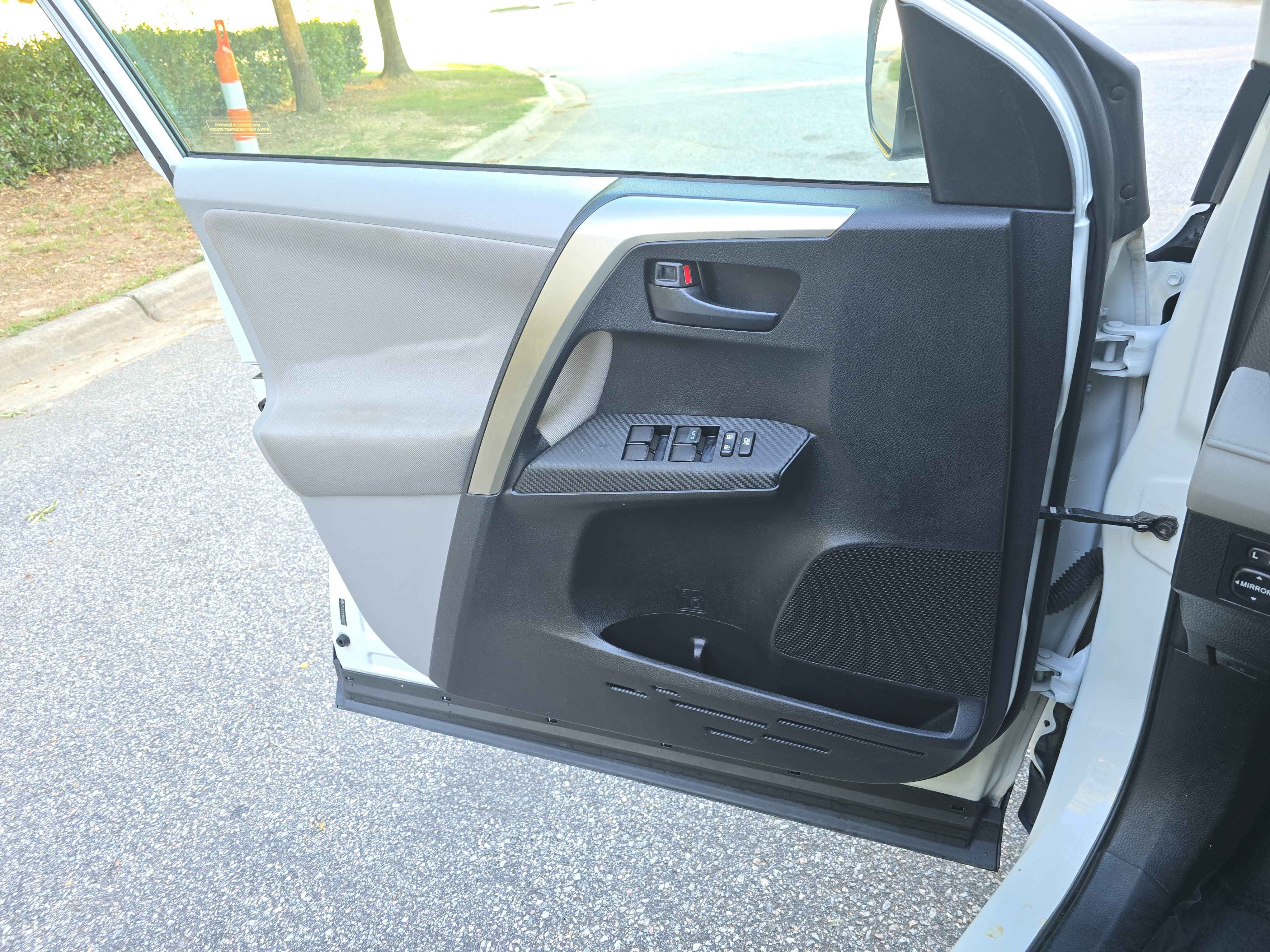 Used 2013 Toyota RAV4 LE FWD image 24