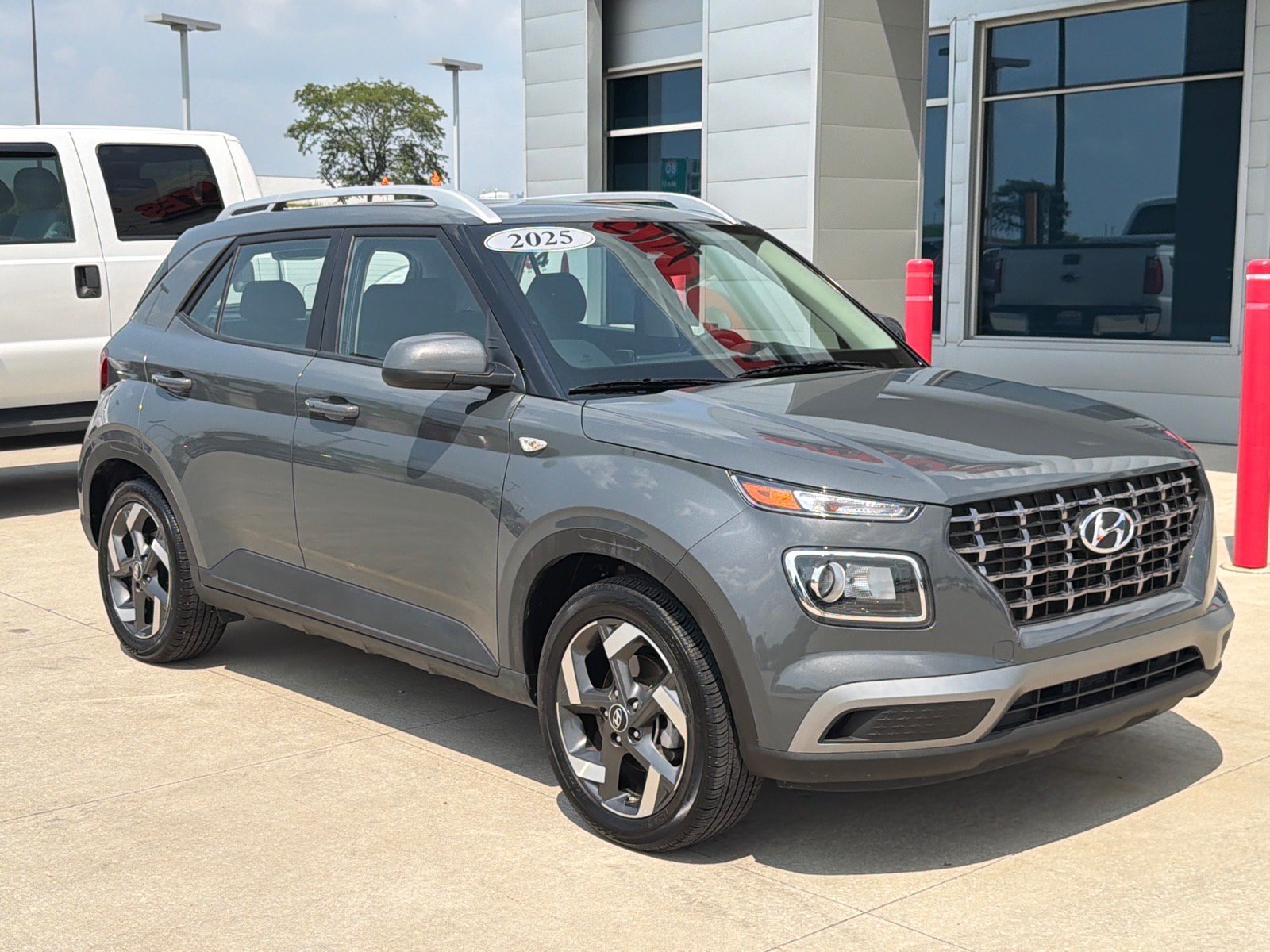 Used 2025 Hyundai Venue SEL FWD image 2