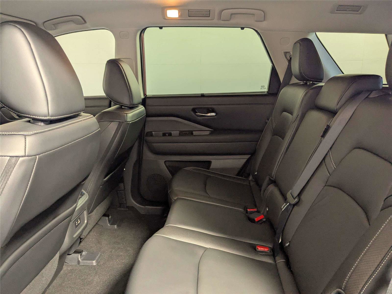 Used 2023 Nissan Pathfinder SL w/ Lighting Package (N92) image 32