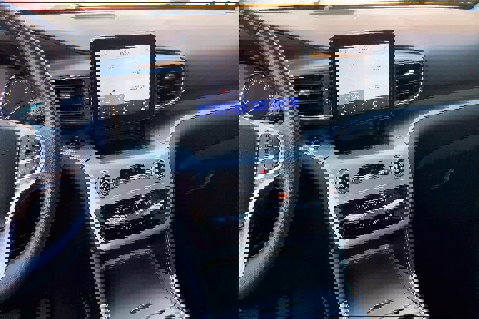 Used 2022 Ford Explorer XLT w/ Equipment Group 202A image 7