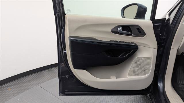 Used 2021 Chrysler Pacifica Touring-L image 13